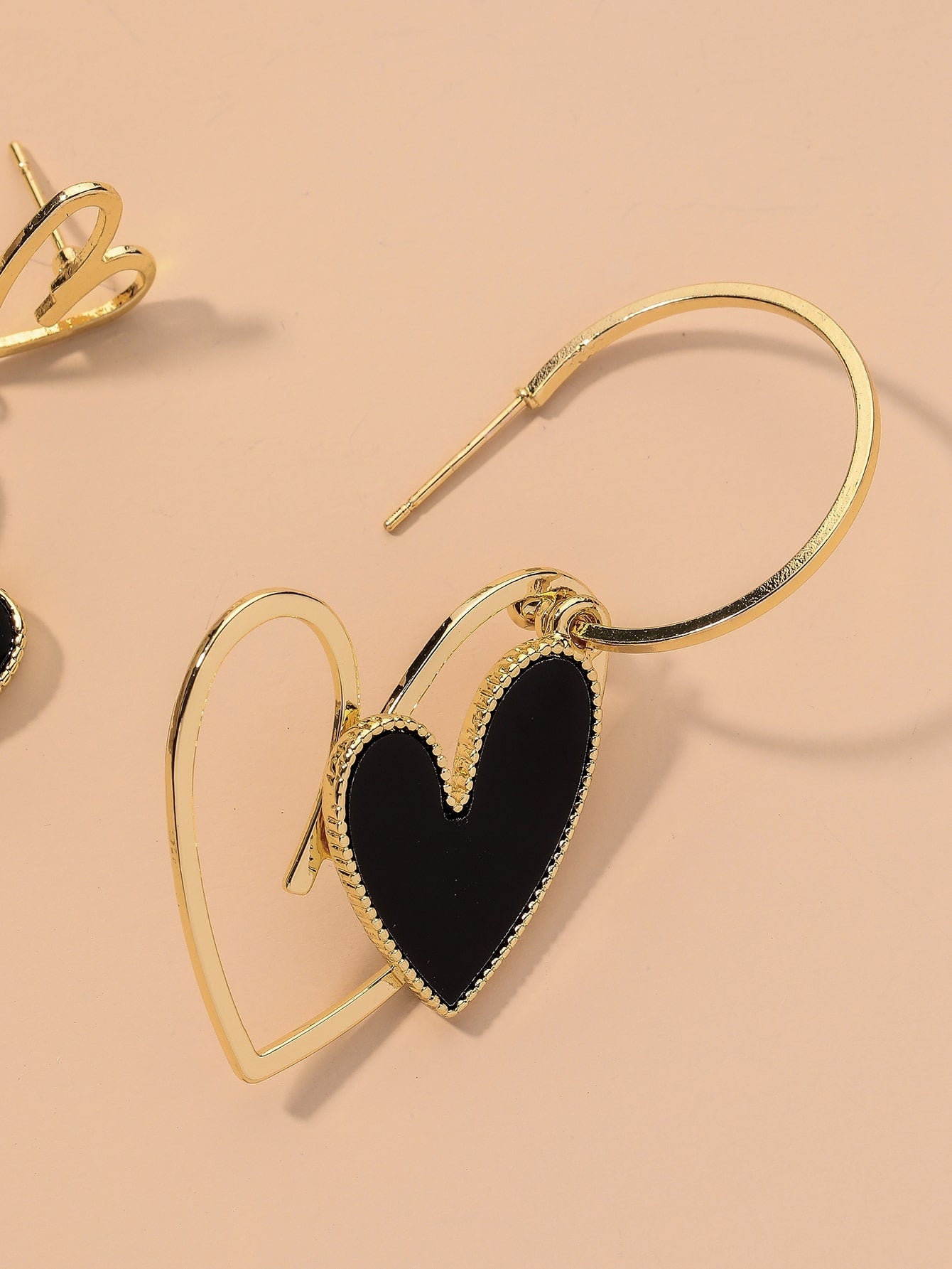 1pair Asymmetric Hollow Out Heart Shaped Earrings