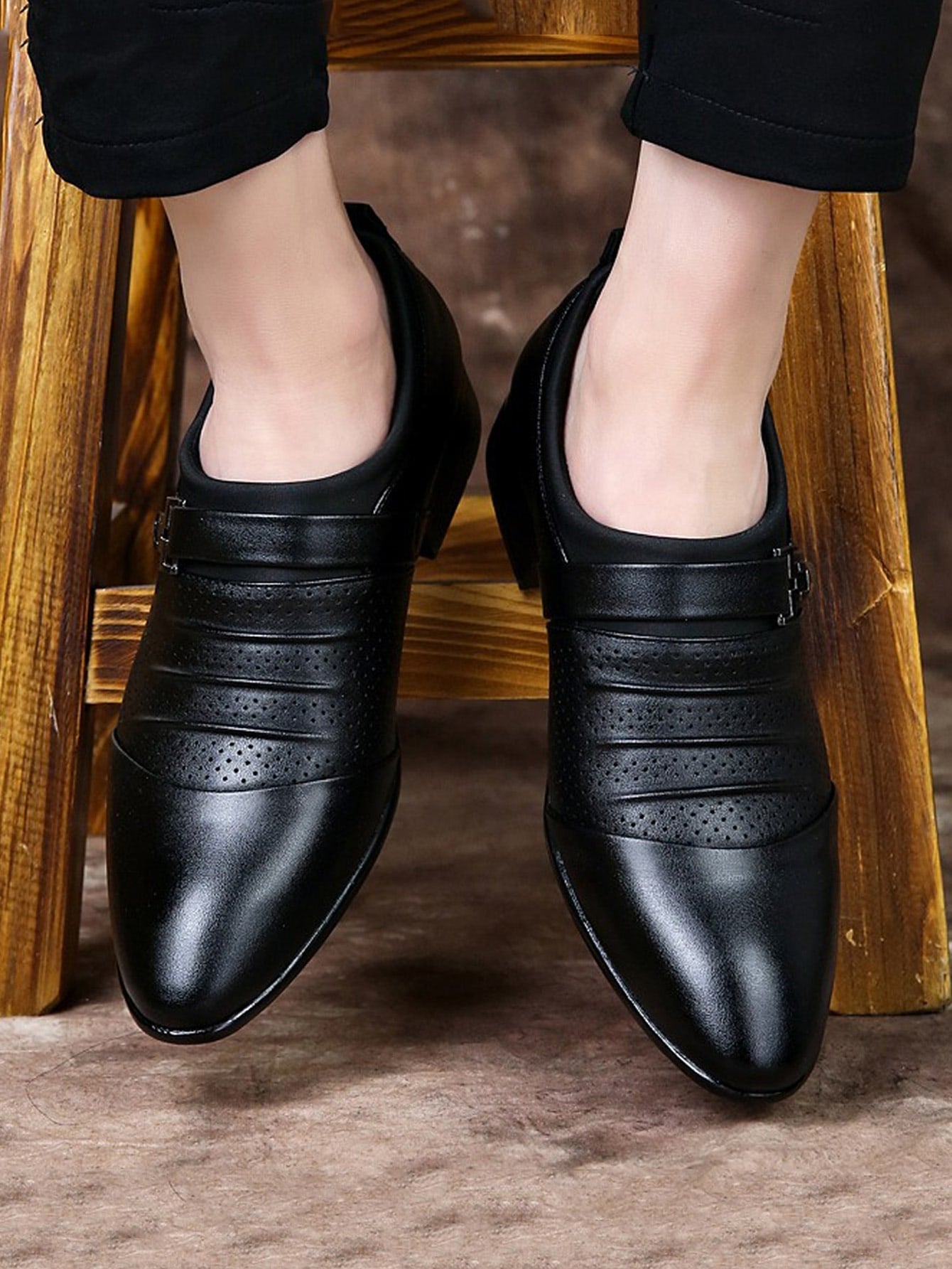 Men Metal Decor Ruched Detail Dress Shoes