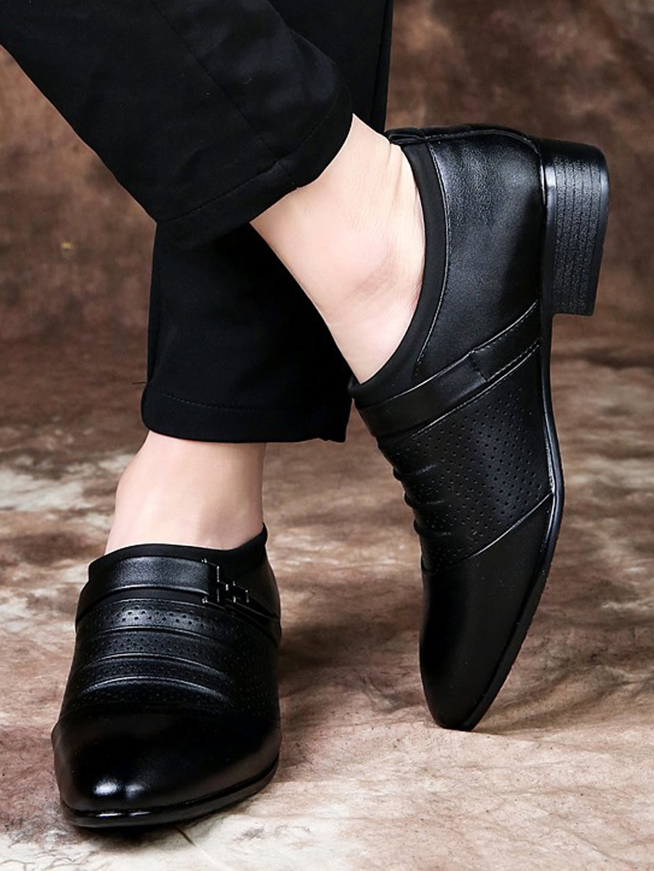 Men Metal Decor Ruched Detail Dress Shoes