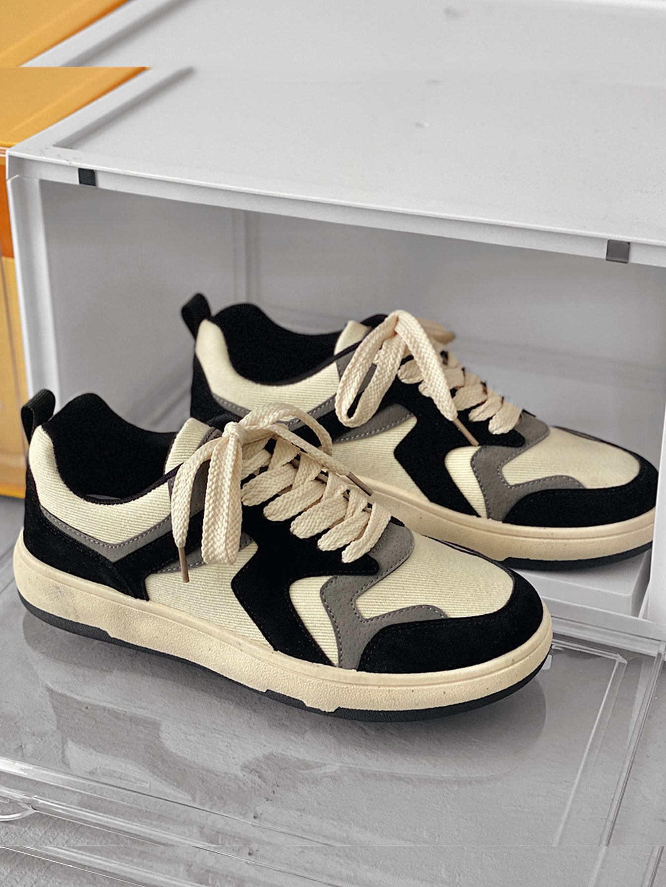 Men Colorblock Lace-up Front Skate Shoes