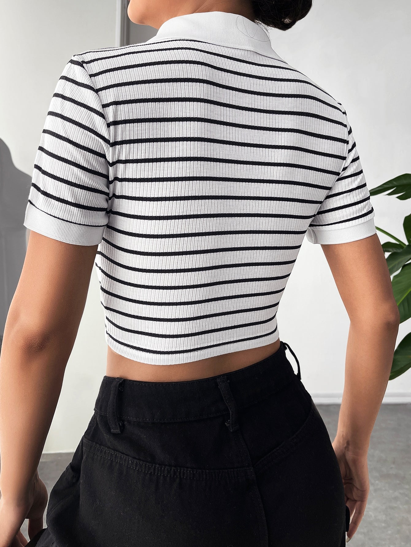 EZwear Striped Print Contrast Collar Crop Tee