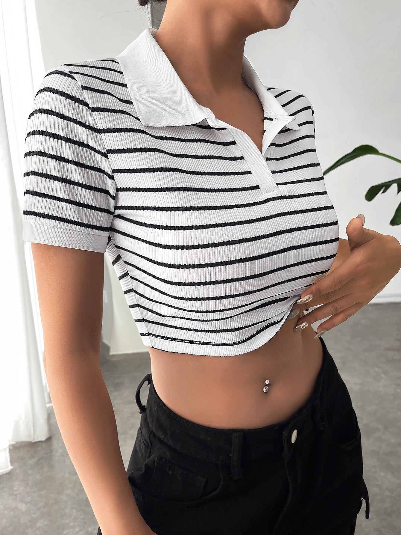 EZwear Striped Print Contrast Collar Crop Tee