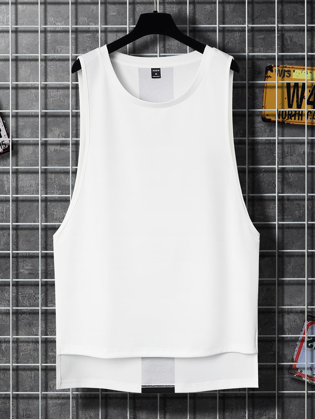 Manfinity Men Letter Graphic Contrast Panel High Low Hem Tank Top