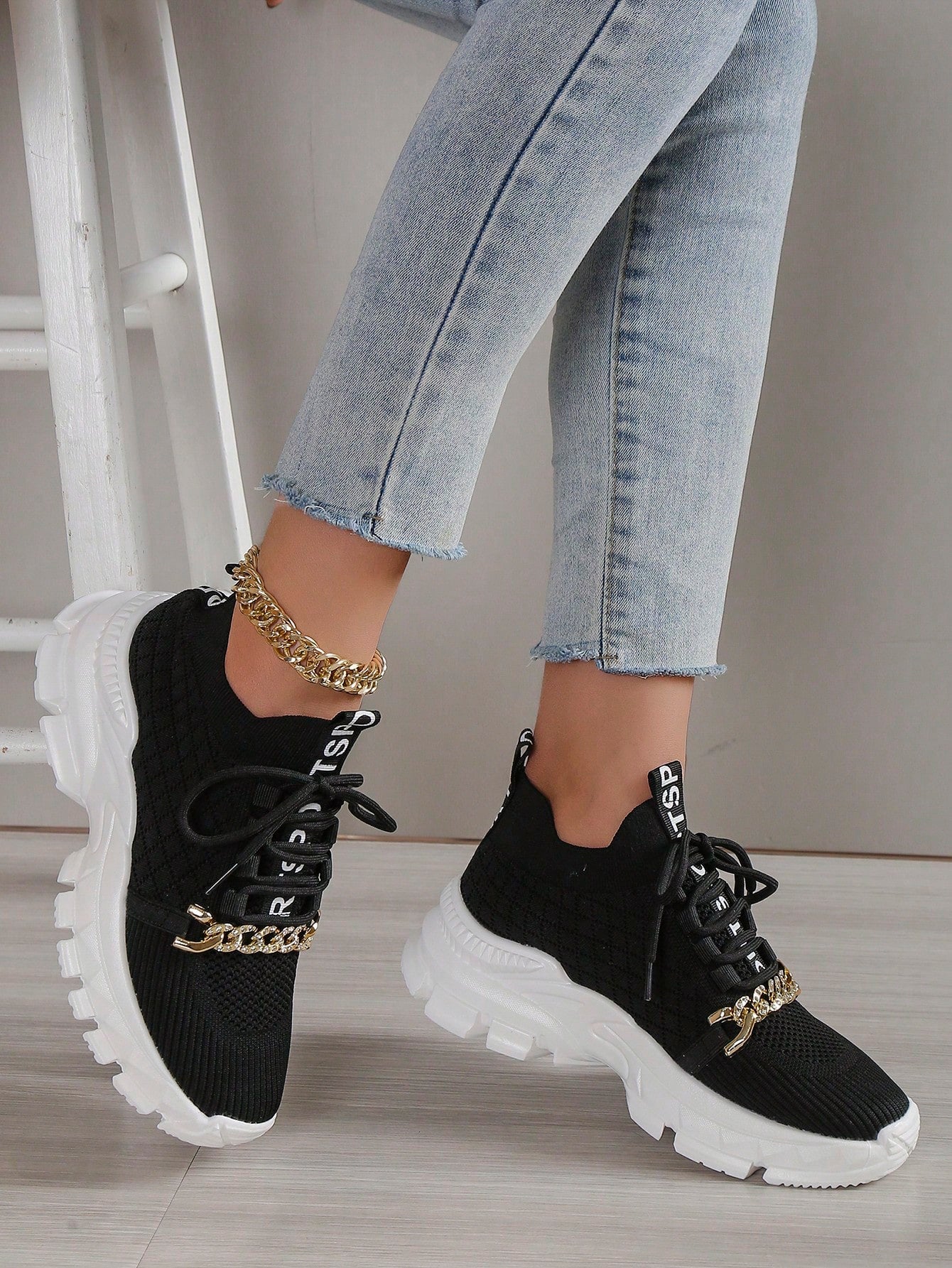 Women Chain Decor Lace-up Front Chunky Sneakers, Sporty Outdoor Sneakers