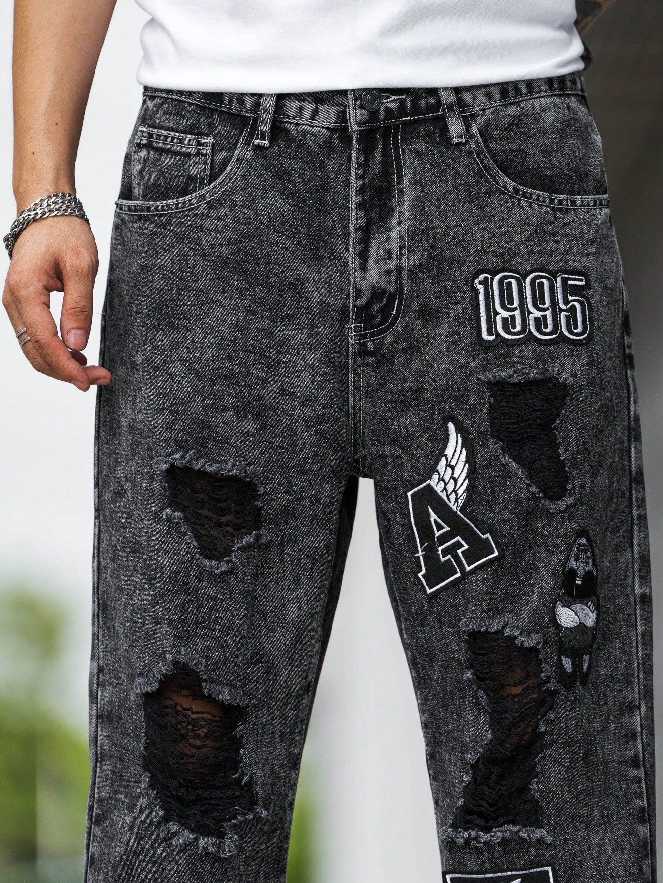 Manfinity EMRG Men Cotton Cartoon & Letter Patched Ripped Jeans