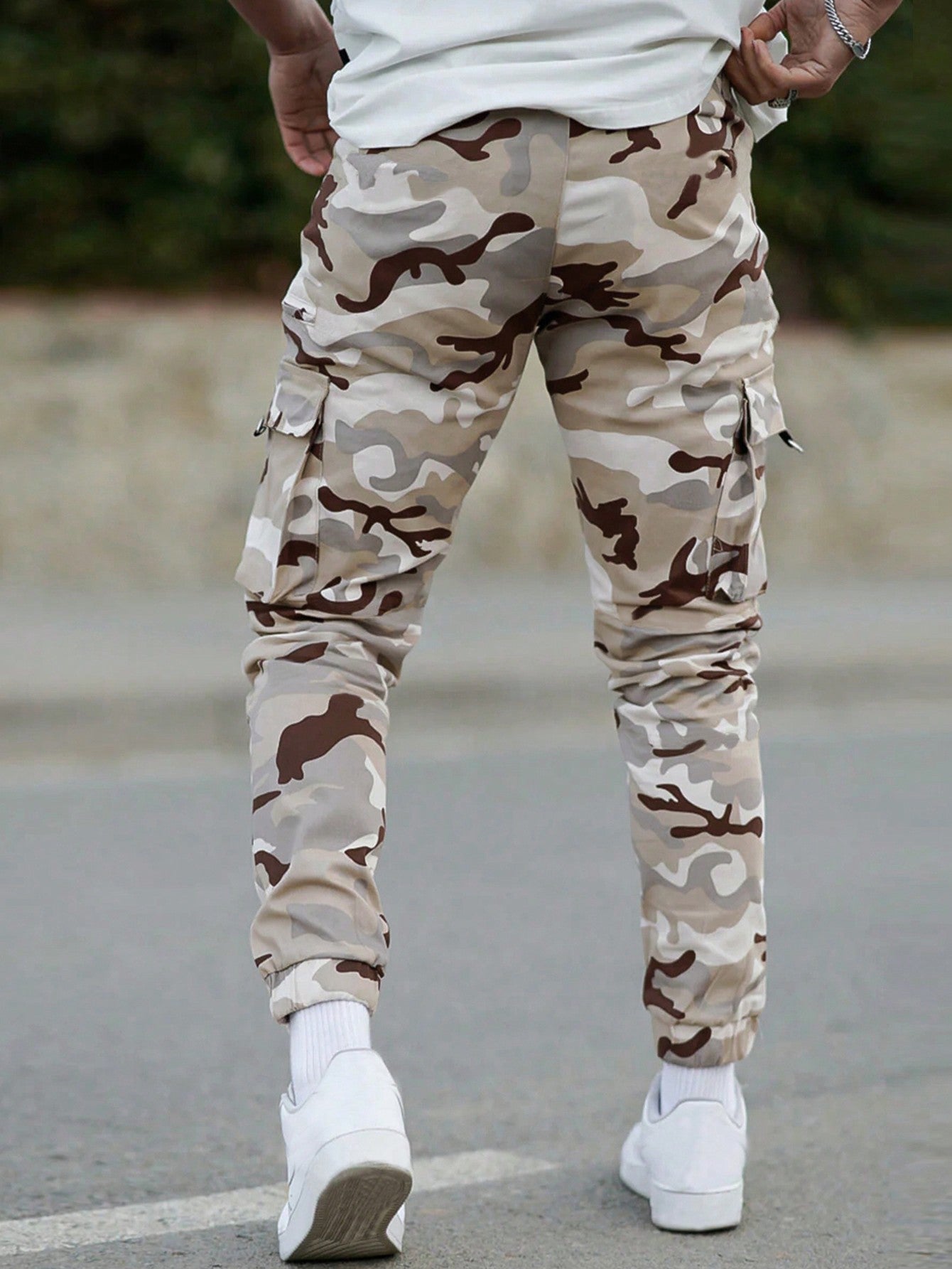 Manfinity Men Camo Print Flap Pocket Drawstring Waist Cargo Pants