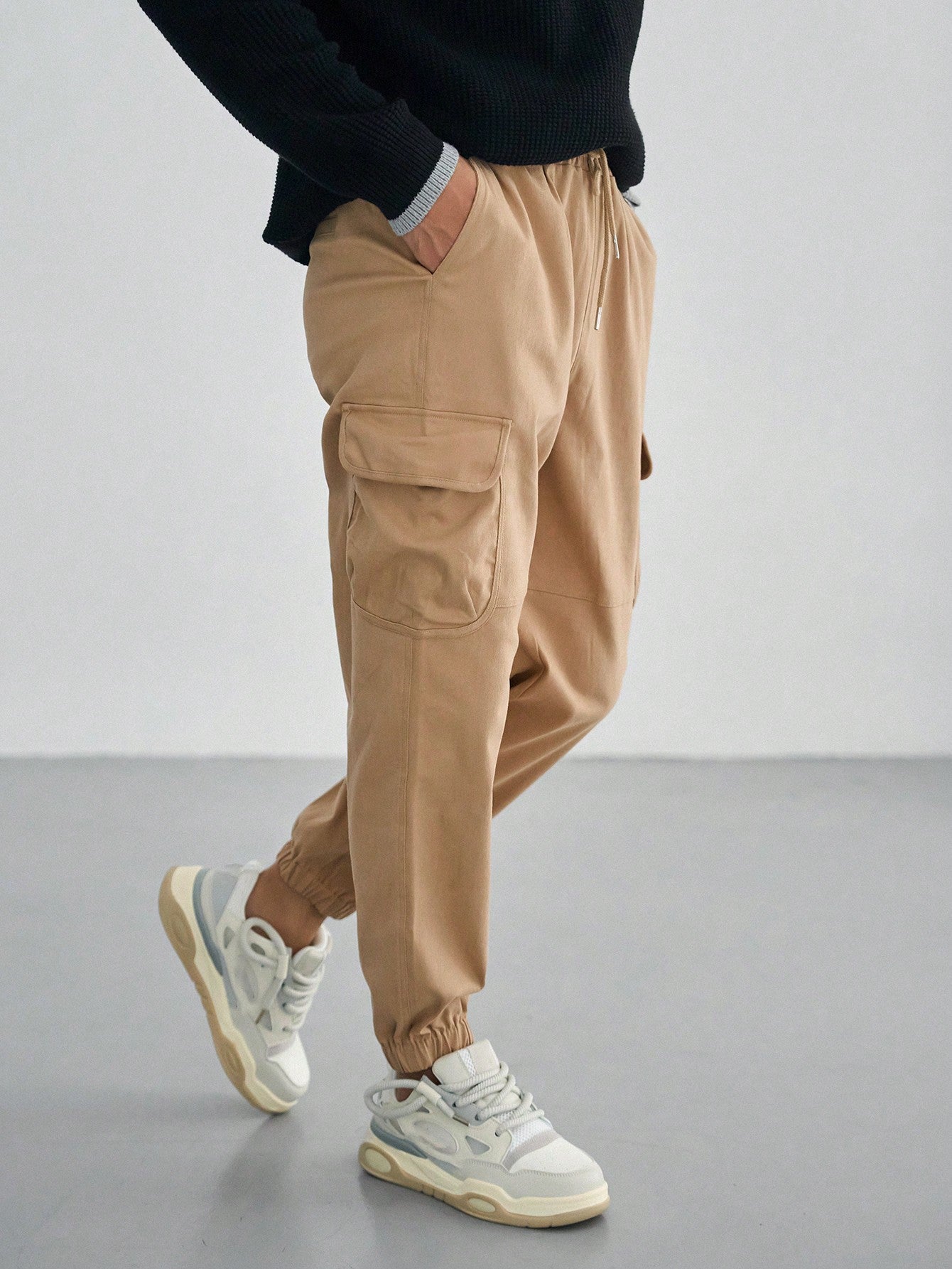 DAZY Men Flap Pocket Side Drawstring Waist Cargo Pants