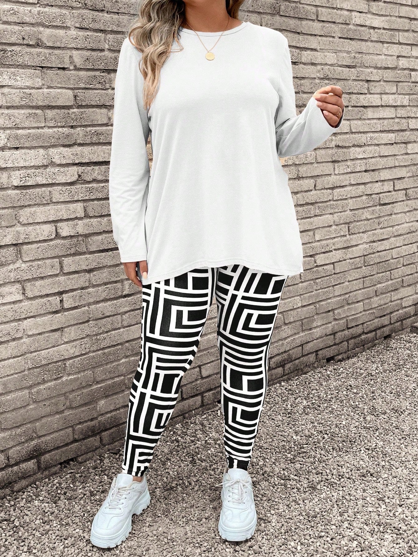 LUNE Plus Solid Tee & Geo Print Leggings