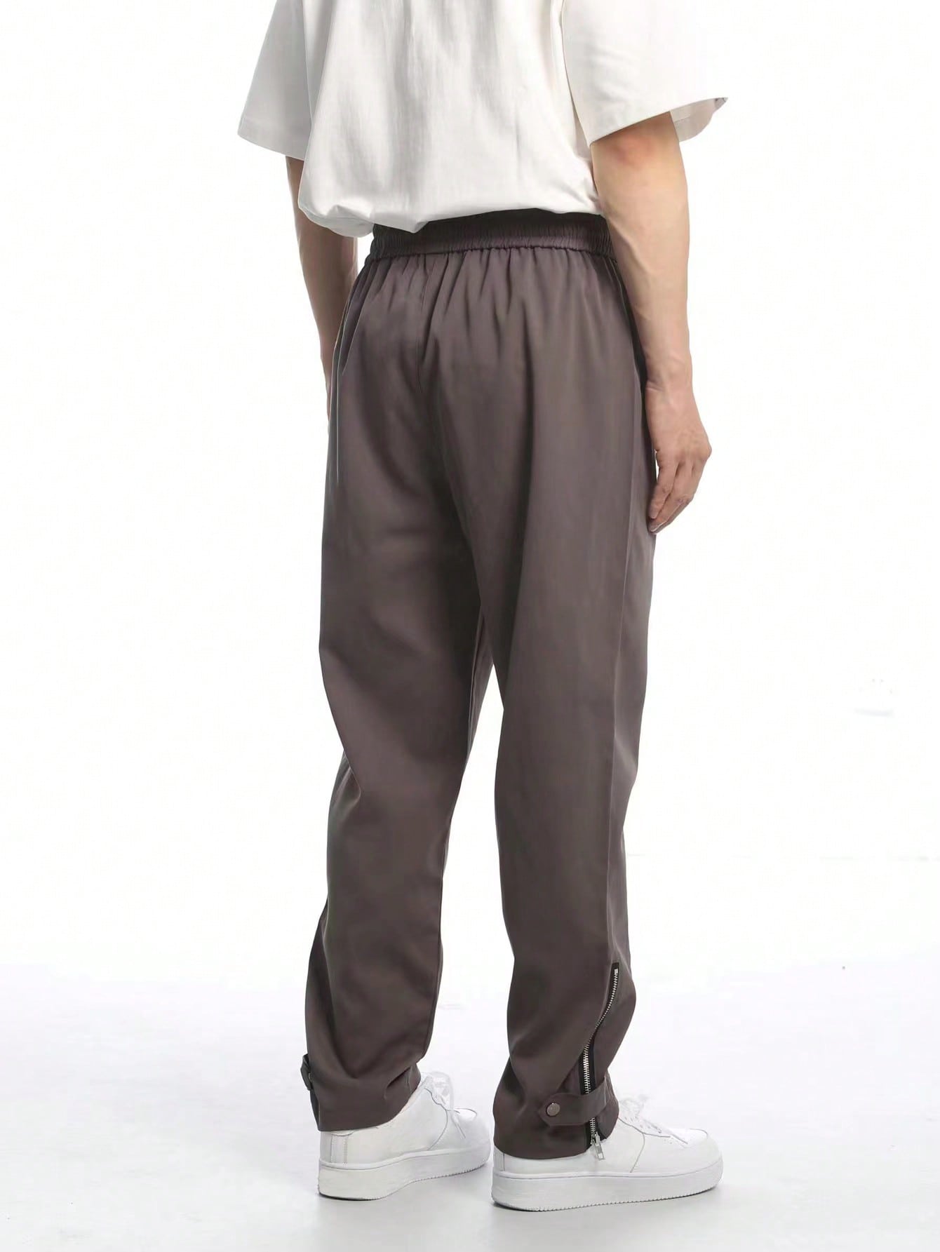 Manfinity Hypemode Men Solid Slant Pocket Pants