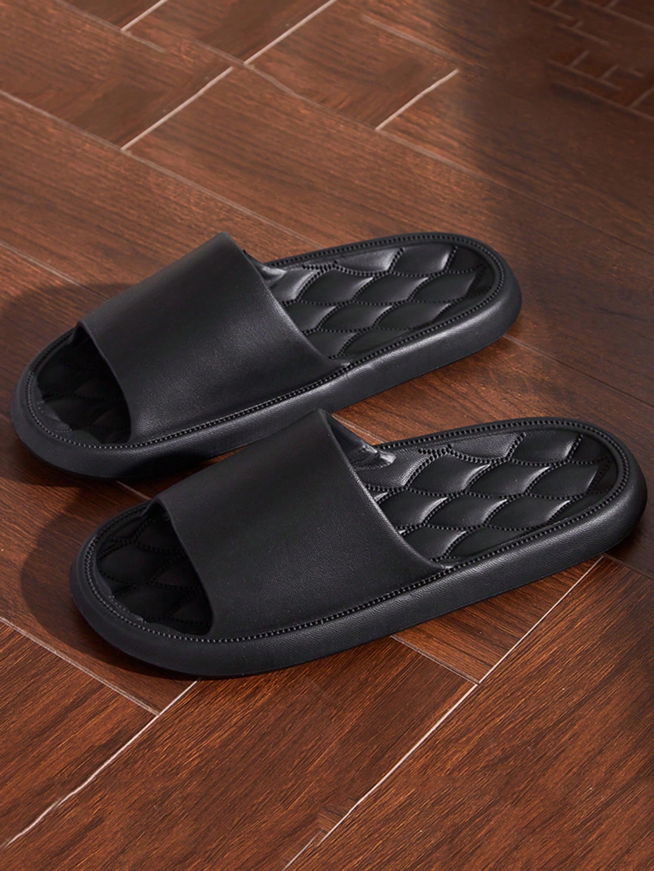 New Arrival Fashionable Soft Black Eva Bathroom Slippers With Shielded Surface, Anti-slip, Anti-odor, Perfect For Men's Home Use