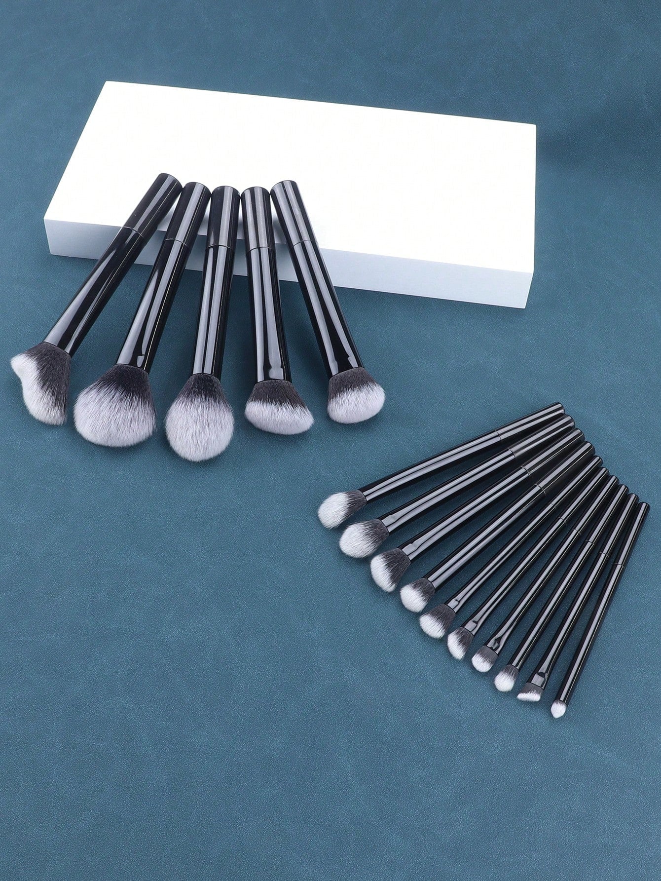 15pcs Multi-functional Makeup Brush Set Including Large Powder Brush, Blush Brush, Contour Brush, Foundation Brush, Concealer Brush, Eyeshadow Brush, Smudge Brush, Nose Shadow Brush, Blending Brush, Highlight Brush And More + 1pc Diagonal Cut Beauty Spong