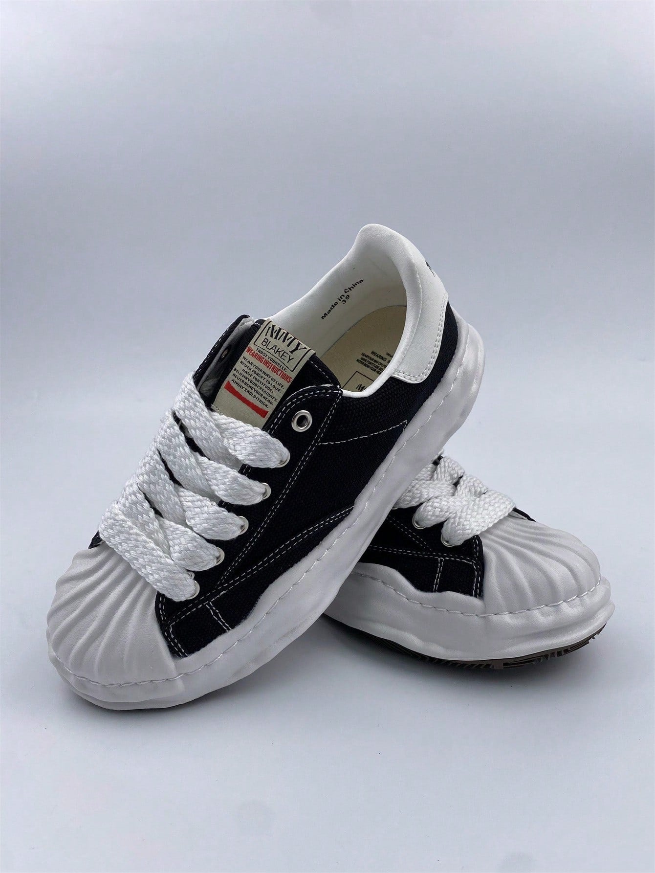 Men's And Women's Waterproof Sneakers And Running Shoes: Look Stylish And Comfortable When Walking And Running!