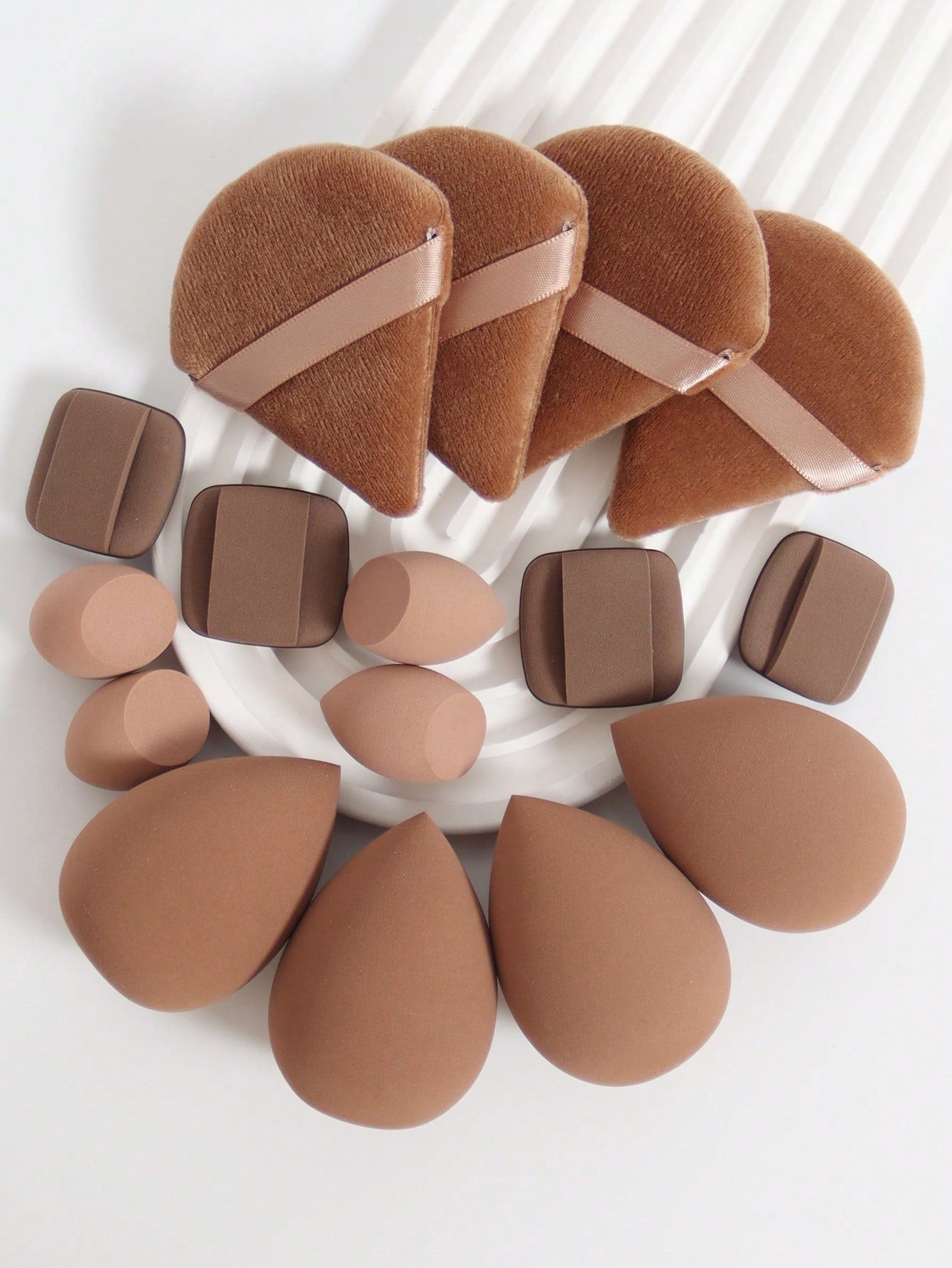 16pcs Makeup Tools Set. Consists Of 4pcs Triangle Loose Powder Puff, 4pcs Makeup Sponge, 4pcs Mini Makeup Sponge, 4pcs Mini Air Cushion Powder Puff. Made Of Ultra-Soft Velvet, Designed For Shaping, Eye And Corner Areas. Beauty Blender Foundation Mixing Co