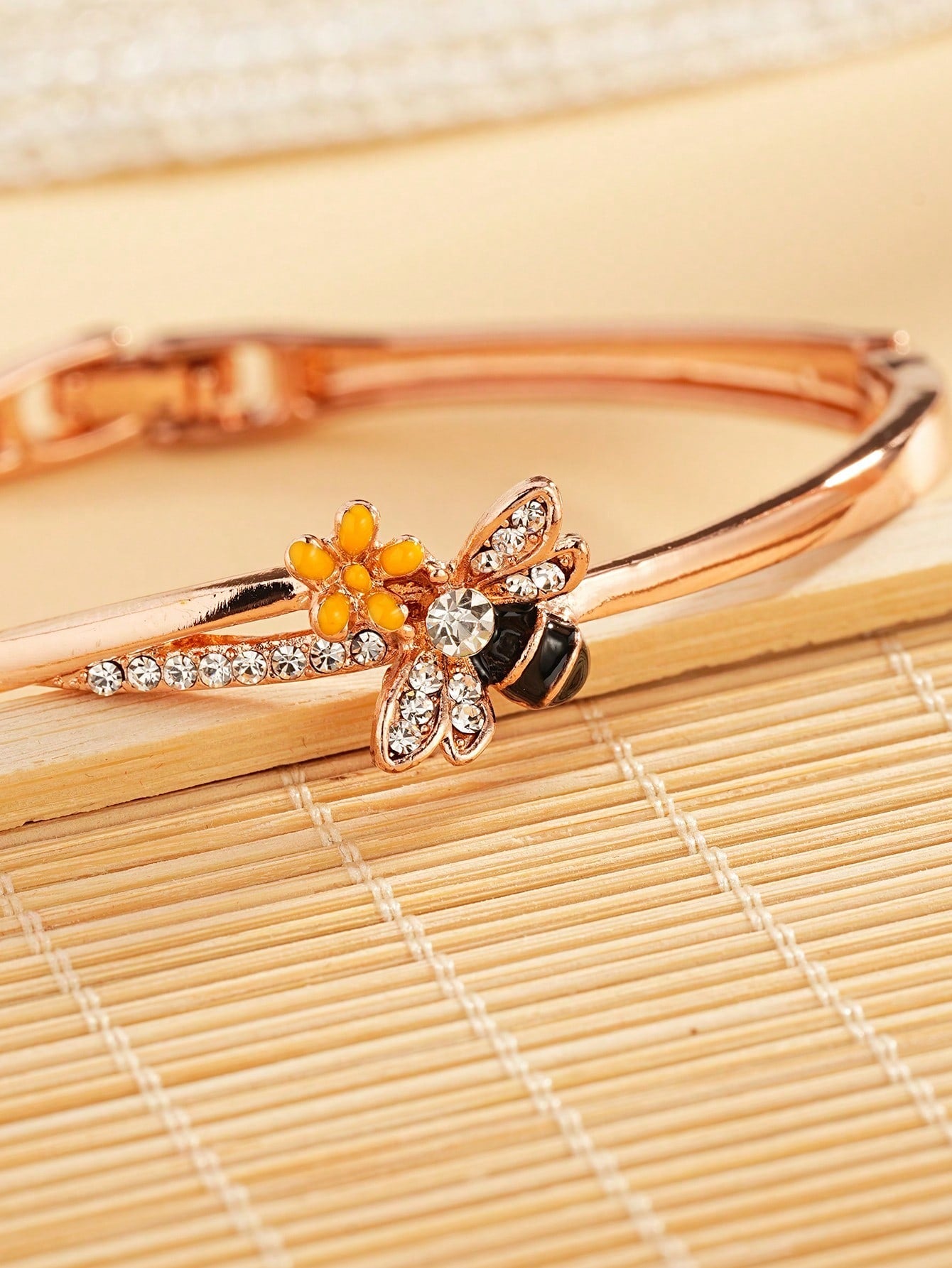 A Versatile And Fashionable Little Bee Flower Bracelet Metal Rose Gold Does Not Fade And Delicate Women Wear It For Daily Simplicity