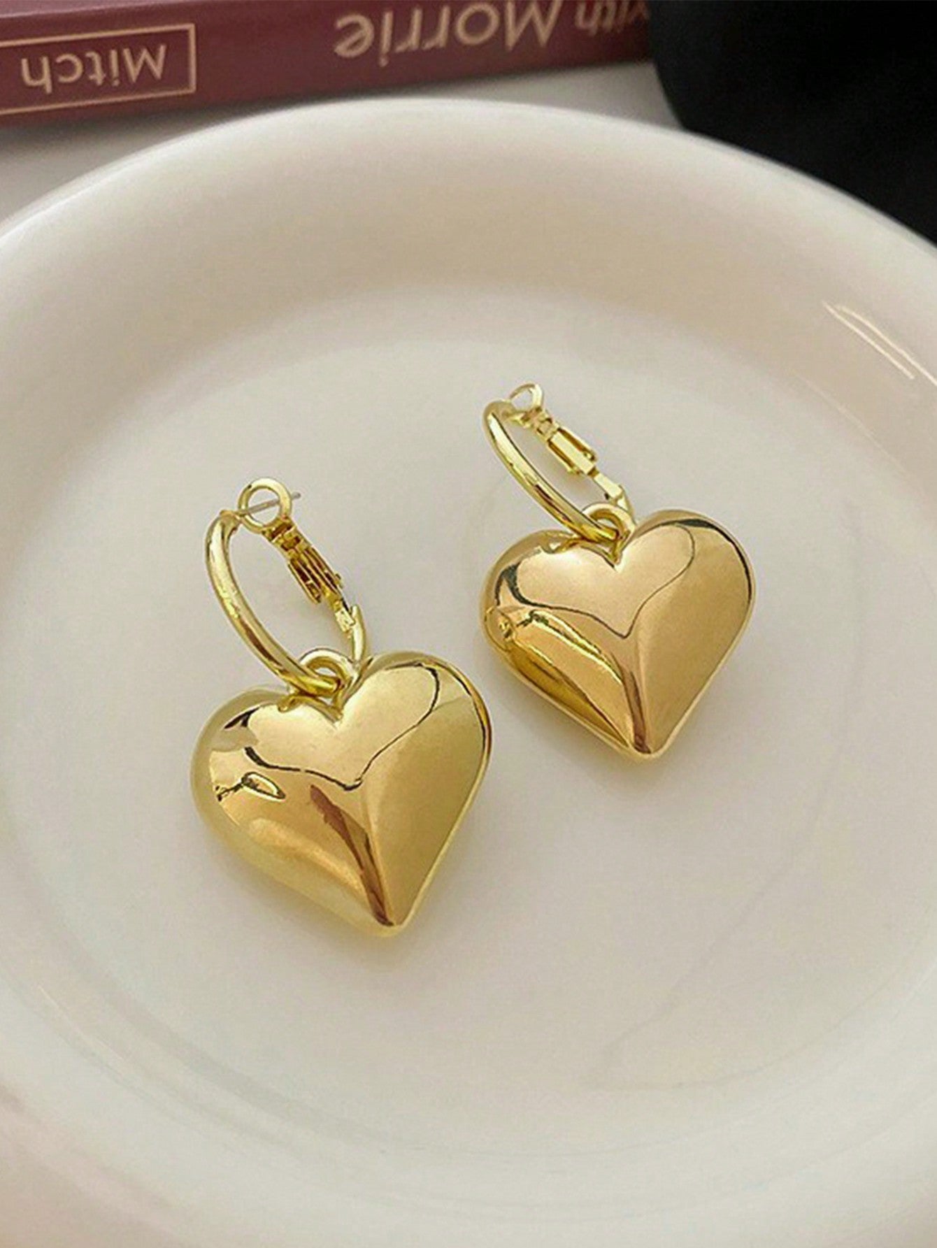 1pair Fashionable Exaggerated Metallic Embossed Heart Dangle Earrings For Women, Retro French Style Accessory