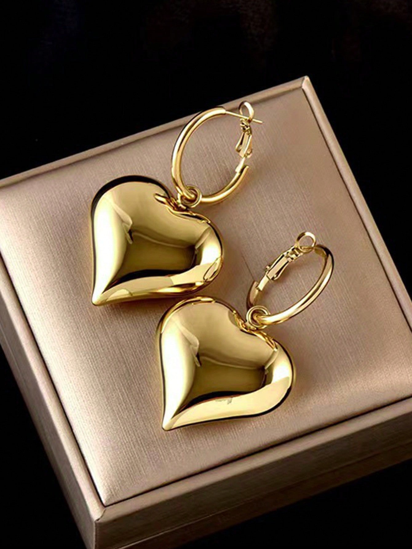 1pair Fashionable Exaggerated Metallic Embossed Heart Dangle Earrings For Women, Retro French Style Accessory