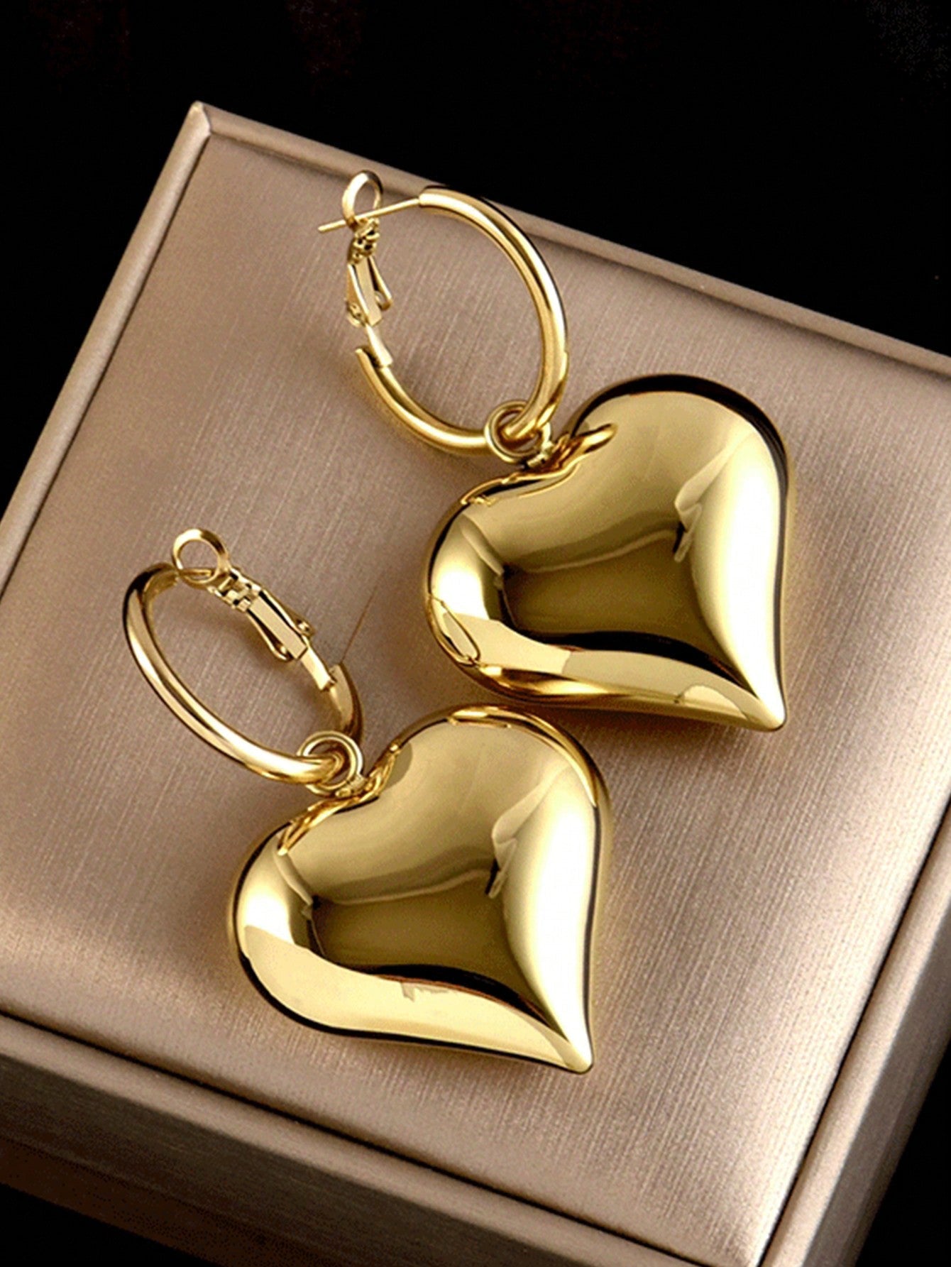 1pair Fashionable Exaggerated Metallic Embossed Heart Dangle Earrings For Women, Retro French Style Accessory