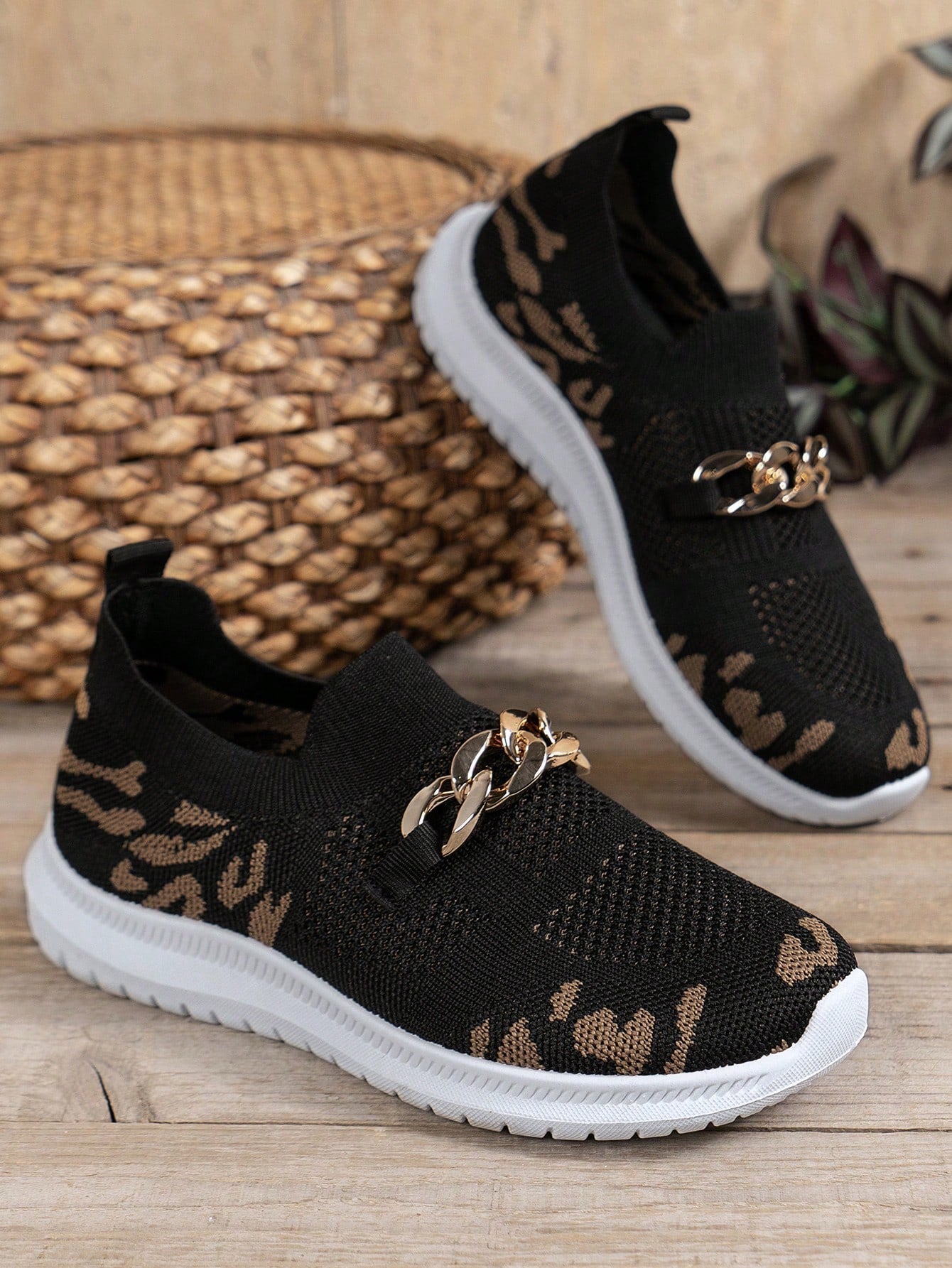 Women's Sports Shoes Fashionable Breathable Knitted Running Shoes For Walking