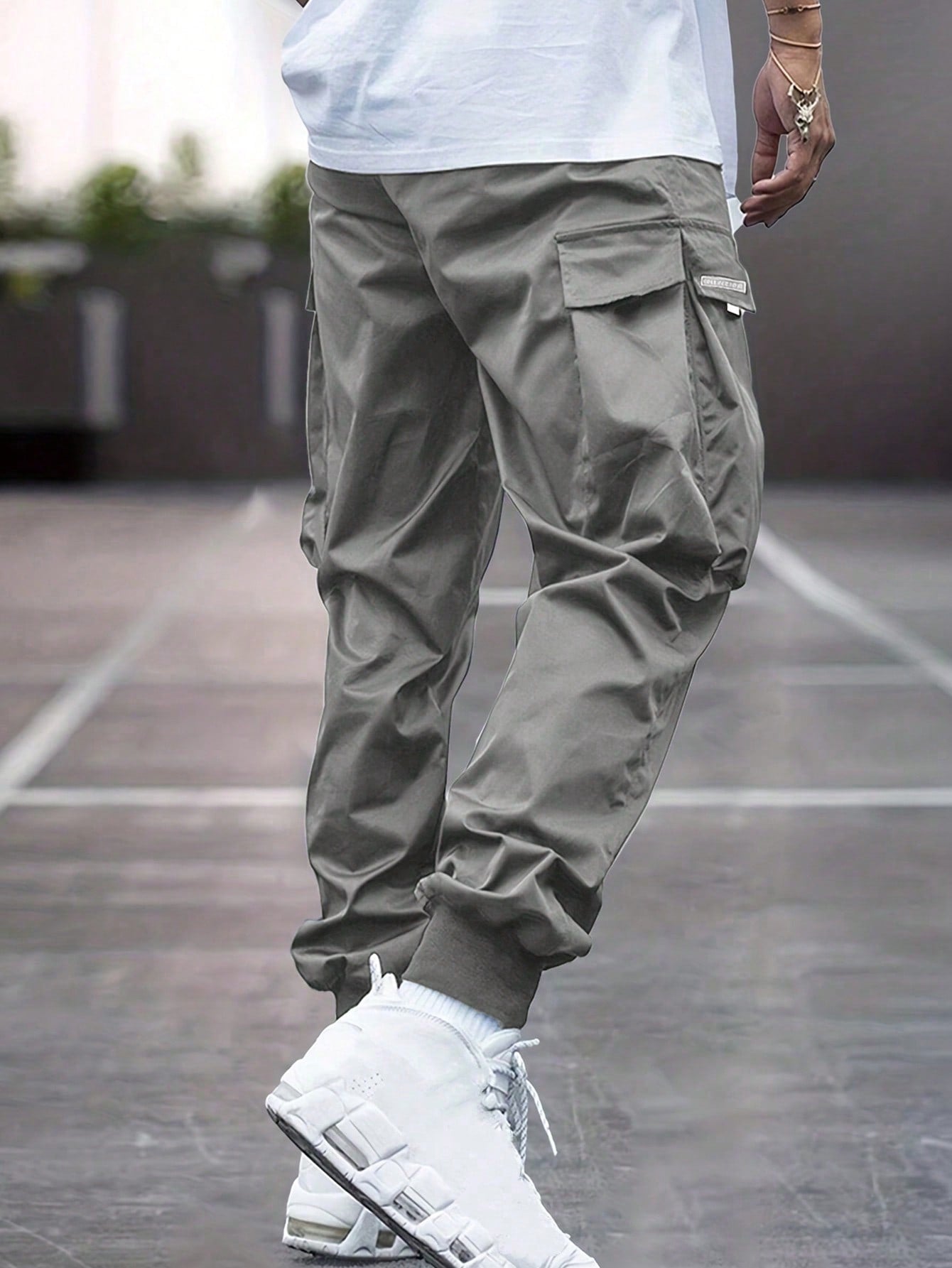 Men Letter Graphic Flap Pocket Drawstring Waist Cargo Pants