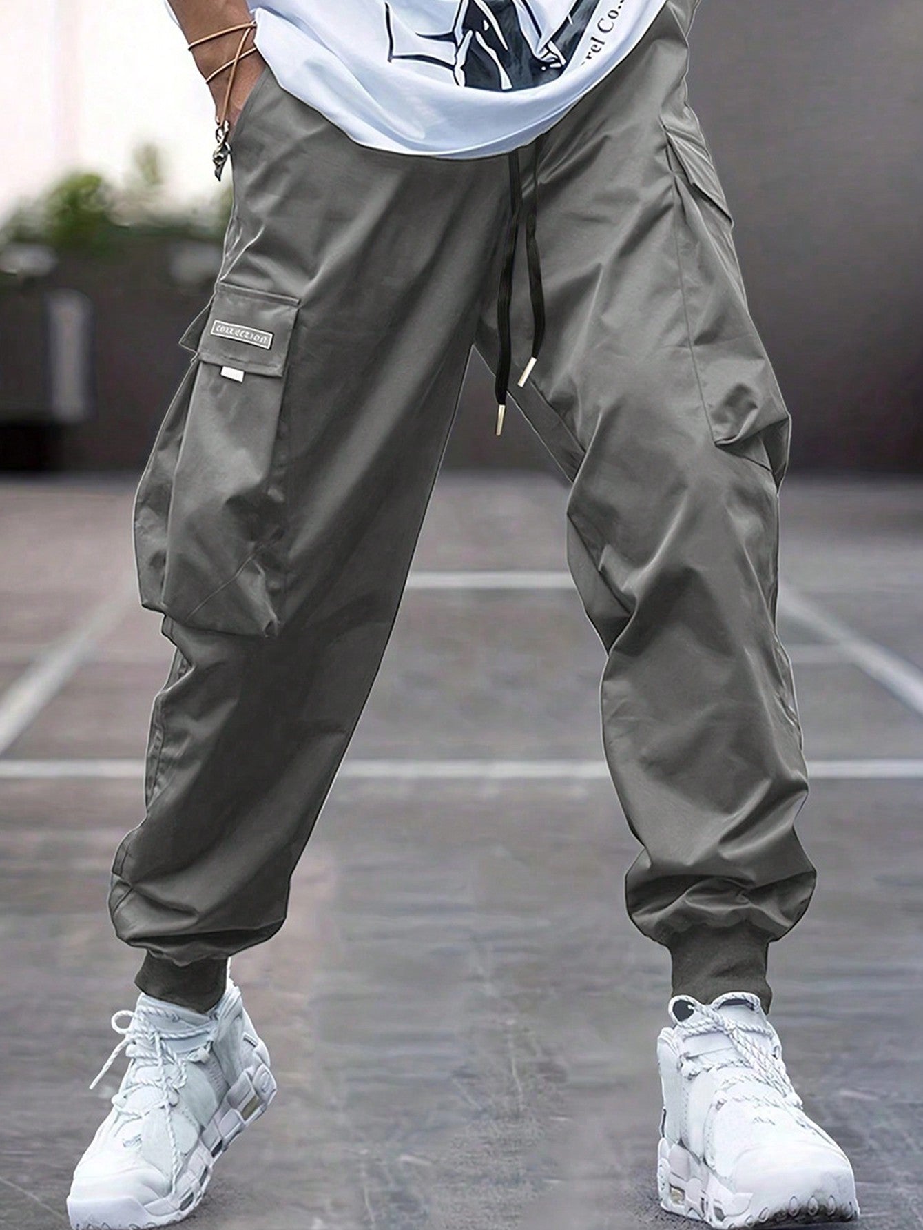 Men Letter Graphic Flap Pocket Drawstring Waist Cargo Pants